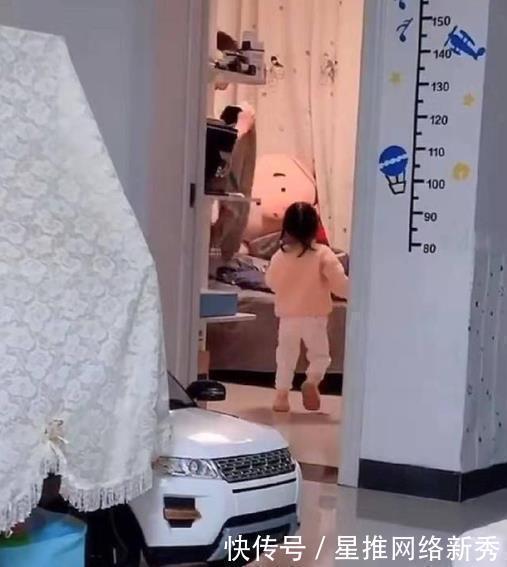 哥哥|妹妹进哥哥房间蹭床睡,哥哥拎起来就往外走,网友:这是有多嫌弃