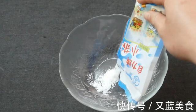 卫生间里老有小黑虫赶紧倒一碗它，异味黑虫全消灭，快告诉家人