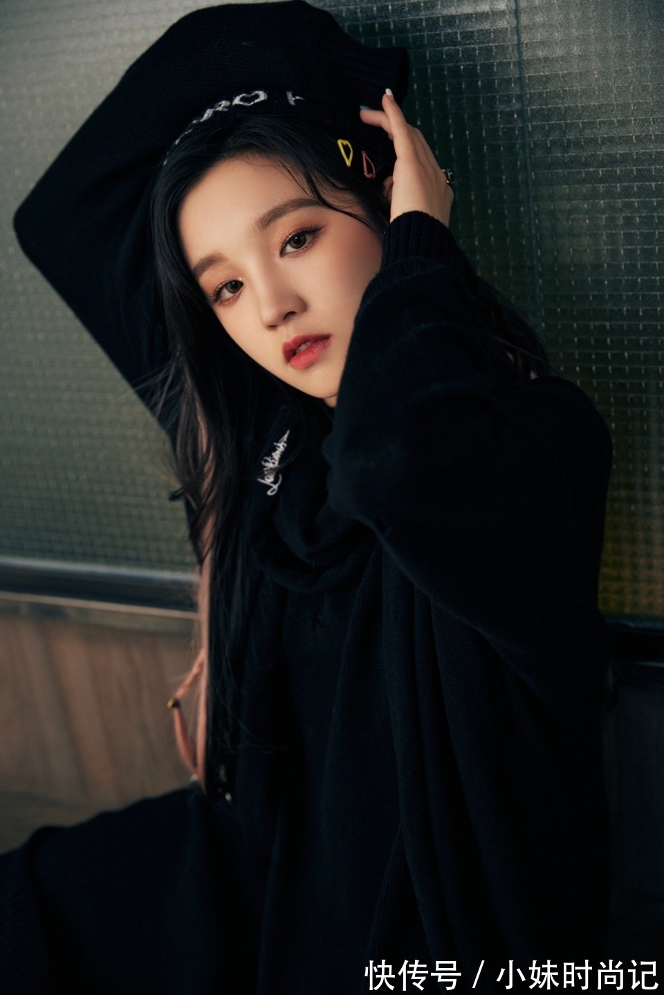 版型|宋雨绮提前过冬,穿针织裙戴毛线帽包裹严实,又酷又甜真耐看