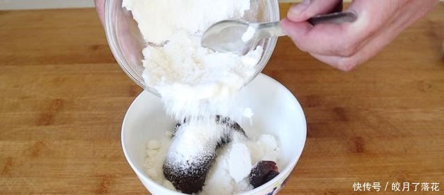 打烙饼时,有人用温水煮有人用开水,厨师的这种做法才柔软