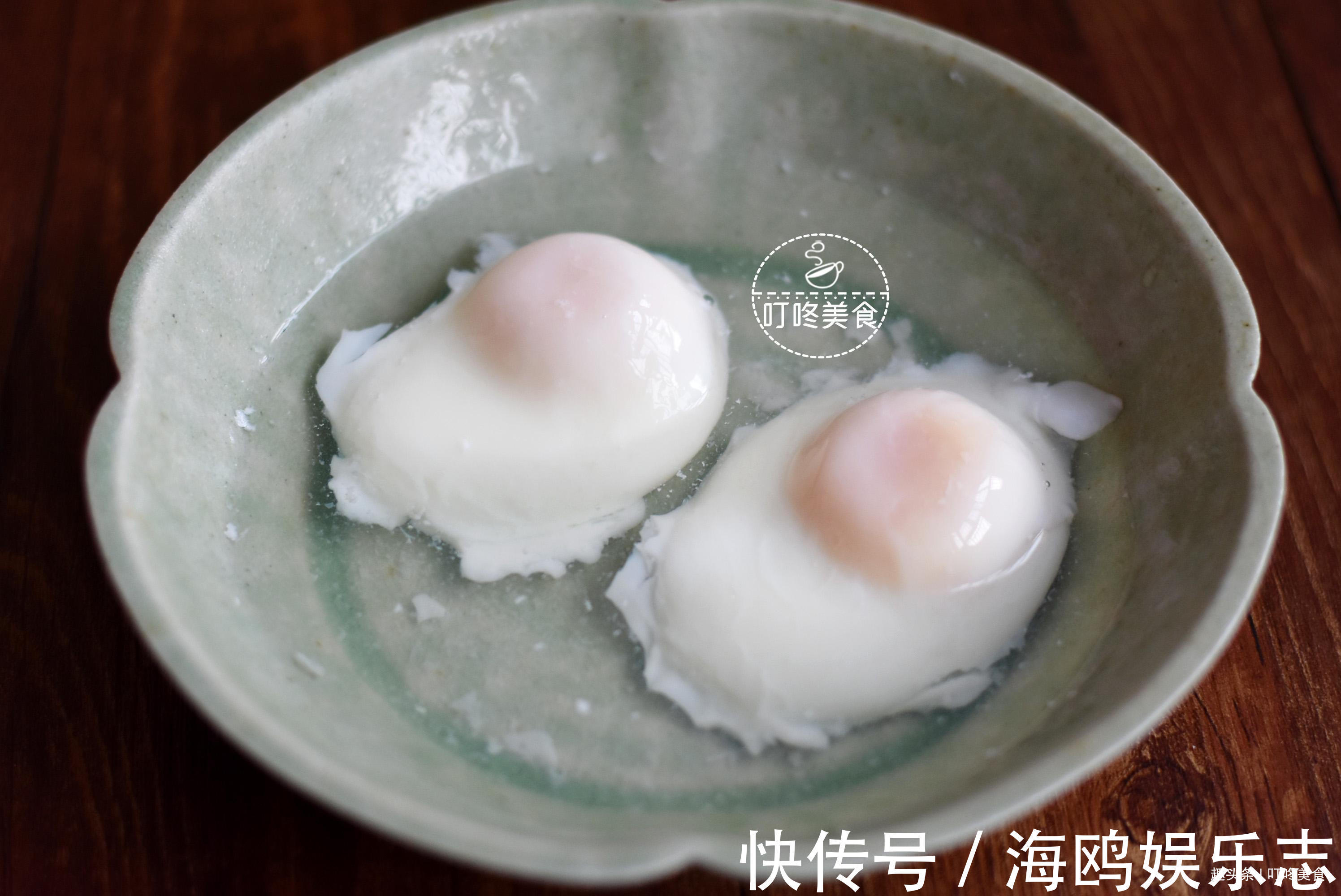 白沫|煮荷包蛋时,煮不圆还冒白沫教你一招,保证完整还不粘锅!