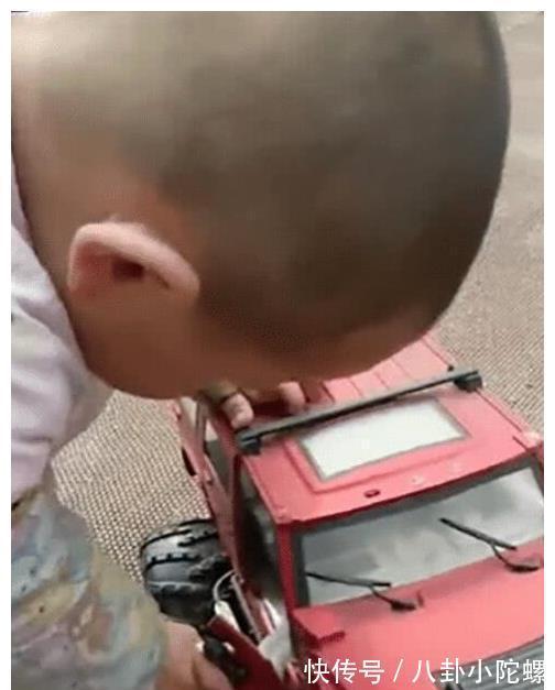妈妈|宝宝想开玩具汽车,看到孩子操作妈妈笑喷,网友:开你老爸车去!