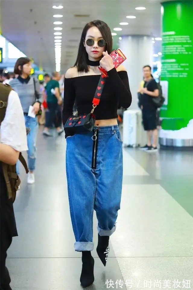 小姐姐|张萌真不像阿姨辈,穿露胃装配工装裤走机场,“小蛮腰”不输00后