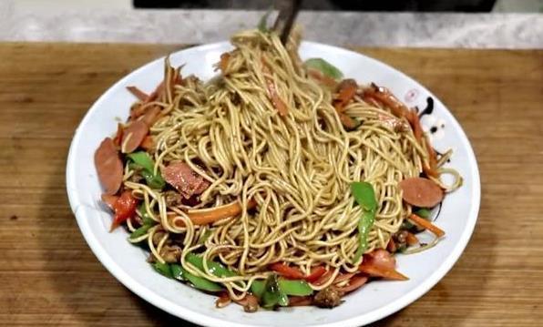 筋道|炒面时，牢记3个窍门，面条不起坨，爽滑筋道，每一口都很入味