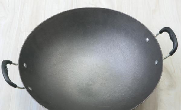 现象|新锅不要直接用,大厨教你正确“开锅”,使用寿命长,炒菜不粘锅