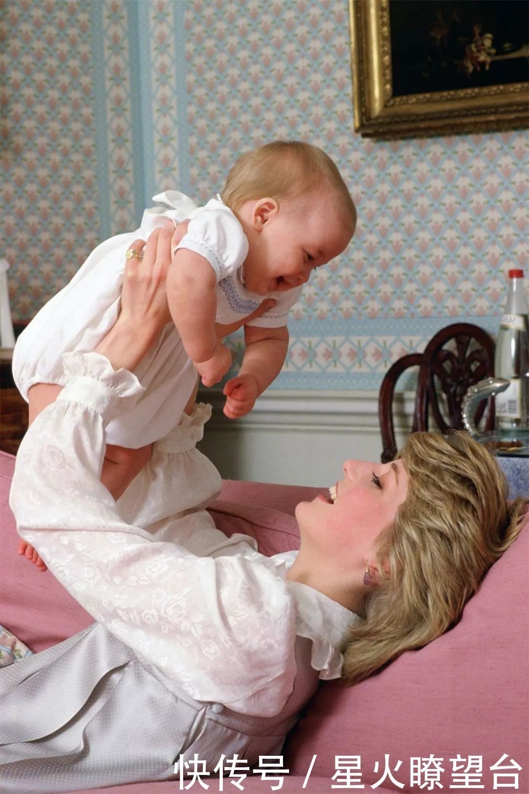 查尔斯|39年前,戴安娜生完孩子缝完线就忍痛抱威廉照相,上车后痛哭不止