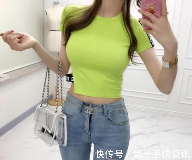 凸显 牛仔裤与T恤 把握青春美好时光, 凸显出自己的“柳条腰”!