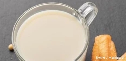 打豆浆时,黄豆泡好别直接打,多加这一步,豆浆才会更加香浓丝滑!