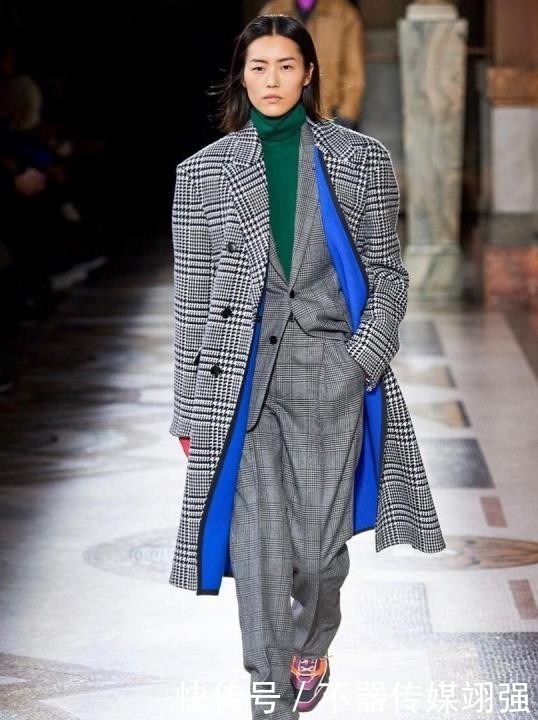 今年大衣流行这样穿,造型很显气场,内搭的处理很关键