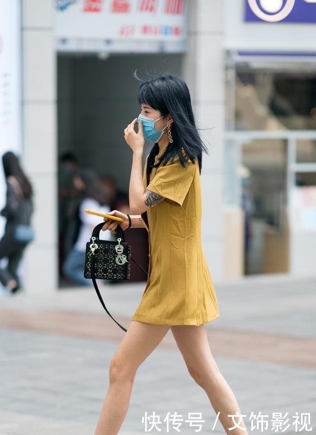 酷酷装扮的连衣裙充满青春的时尚活力,增添个性时尚感