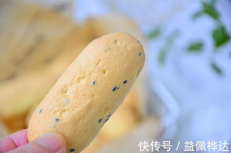 小饼|最近孩子迷上了这小饼，不加一滴水不加一滴油，酥脆可口，太香了