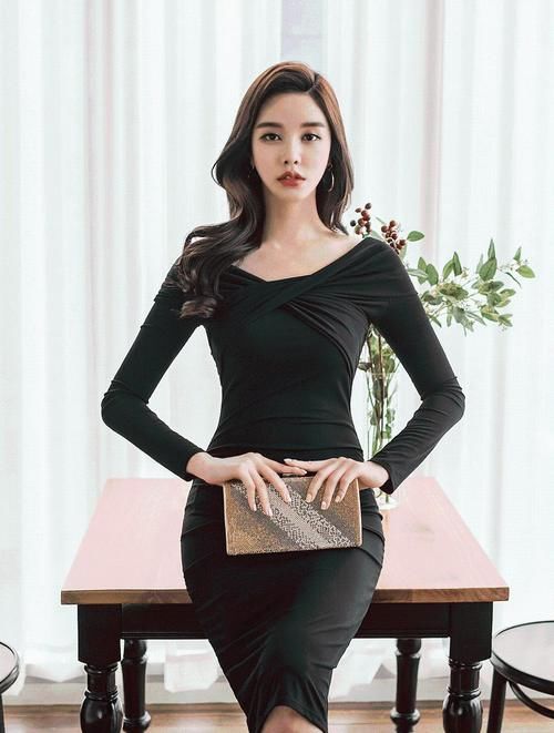 小姐姐 黑色连衣裙搭配黑色高跟鞋，优雅又不失女人味