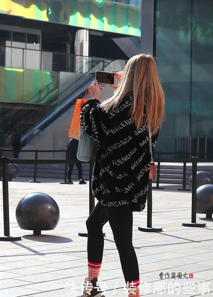 冬末春初,打底裤的用场很大,美女搭配打底裤有技巧、有心得