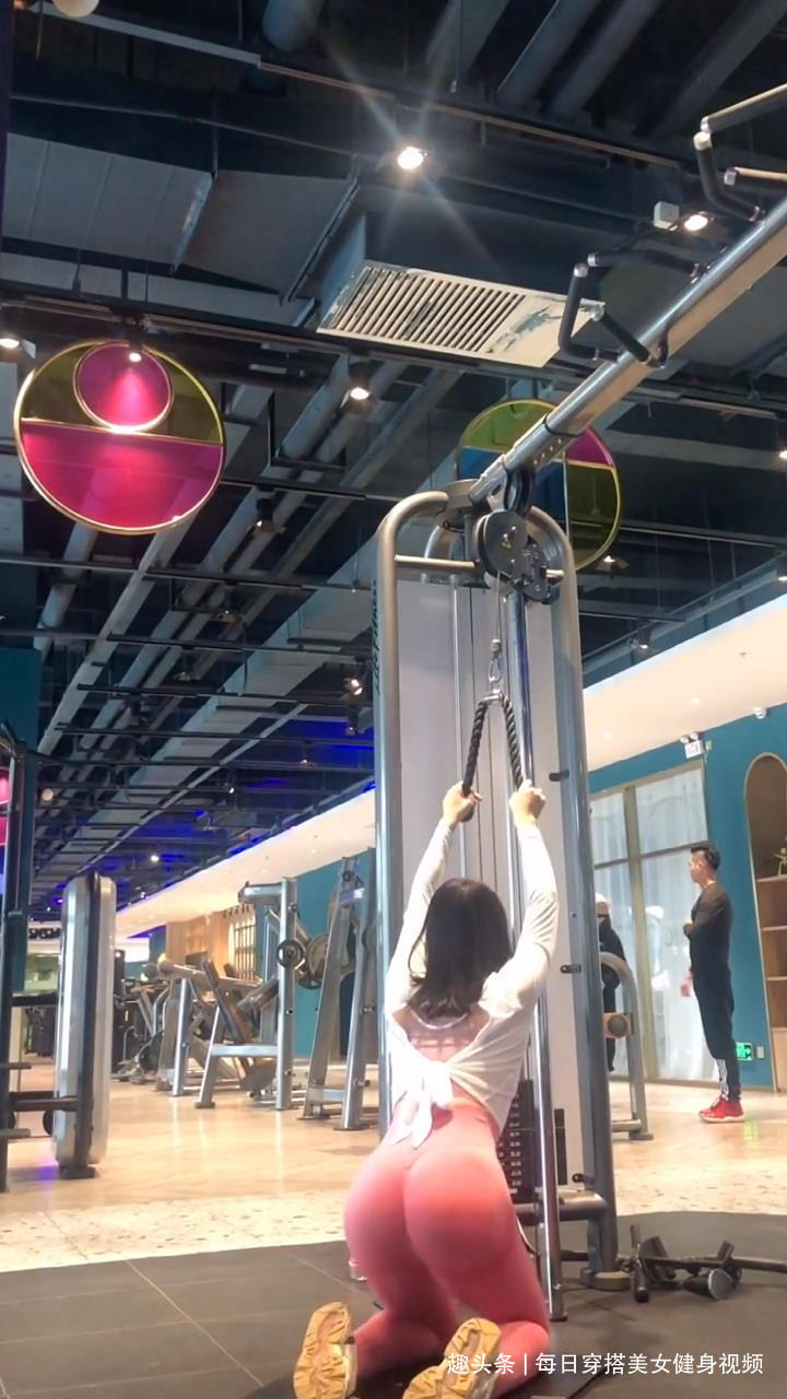 直角|两个休闲动作，让你也拥有Lisa的“直角肩”，简单易学，居家可做