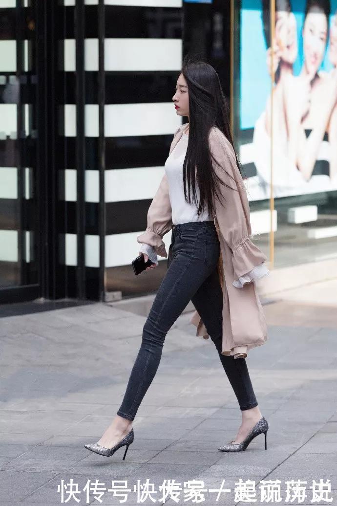 美女街拍高跟鞋搭配短裤，让女生轻松拥有大长腿