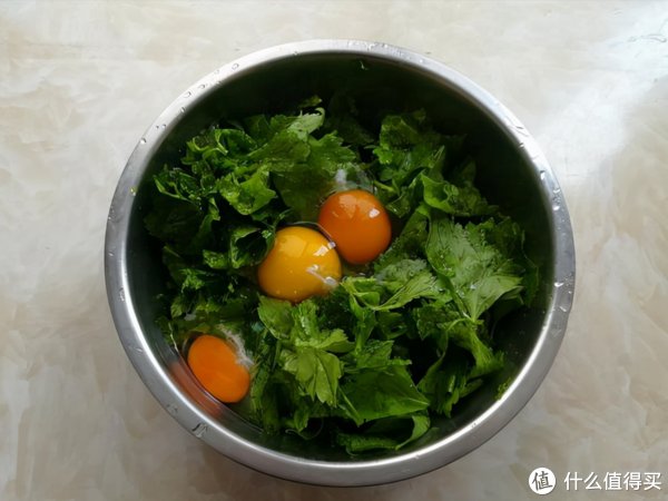 芹菜叶子不要扔,加2个鸡蛋煎一煎,清香又好吃