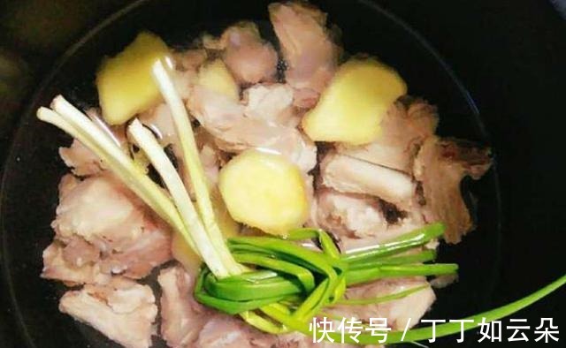 炖排骨，记住“2放2不放”，汤鲜肉香味道好，一点腥气也没有！