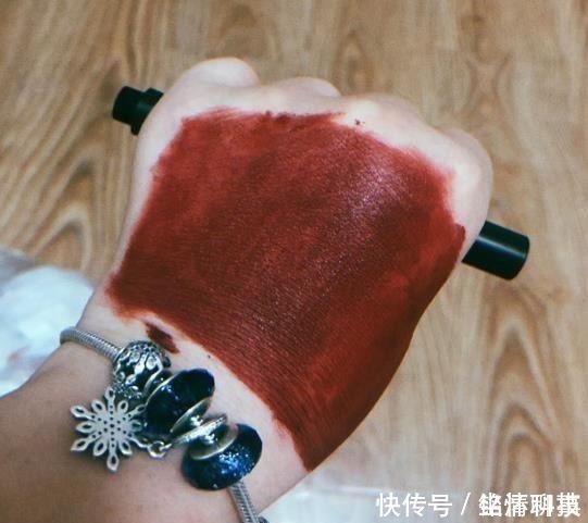 同时段 有种炫富叫口红试色,手背、手臂都不算啥,直接换肤才叫厉害