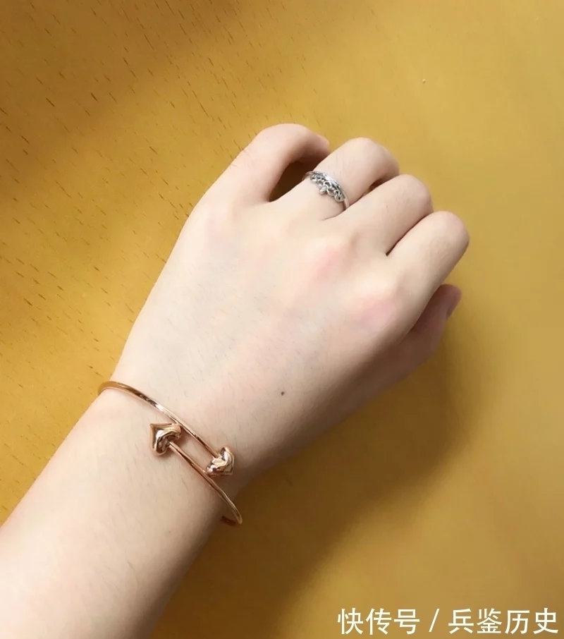 黄金手镯 中年女人大多适合佩戴四款手镯,时尚显气质,看着有品位