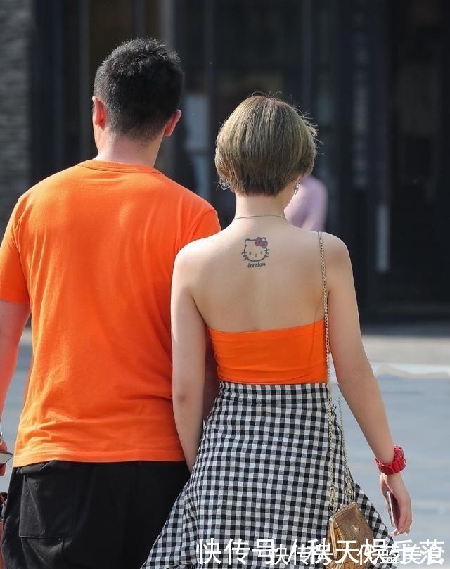 抹胸 露脐抹胸+牛仔裙，使胖女孩显瘦、性感、淘气