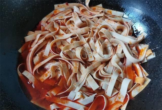 干豆腐新做法，看着就好吃，上班族快手菜，做法简单又下饭