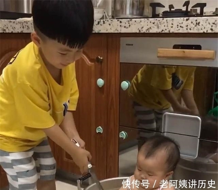 责任感|哥哥将弟弟“下锅炖了”，妈妈发现时，旁边已经准备好了“配料”