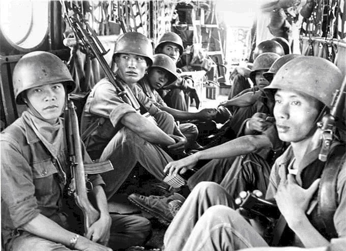 战火|五十年代起战火交加的越南,北越一美女战士获得一级抗战勋章