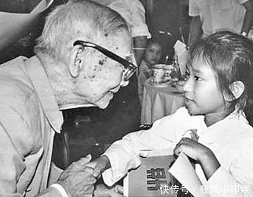 发妻刚离世,他立马将外面的妻儿接回家,6个子女致死也不原谅他