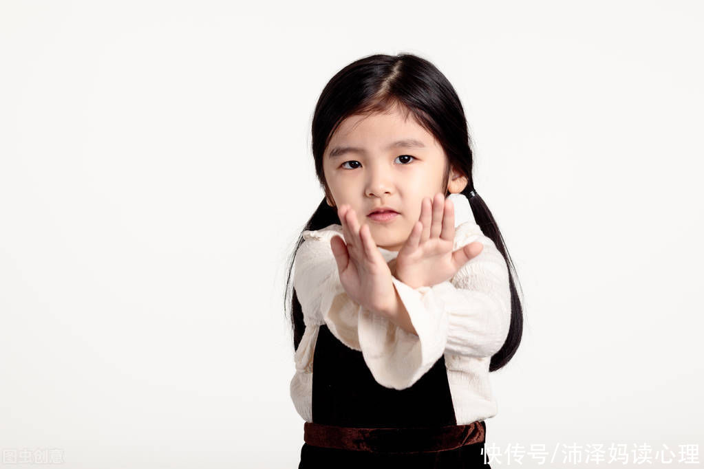 棒棒糖|妈妈夸小朋友的裙子好看，女儿就委屈地哭了