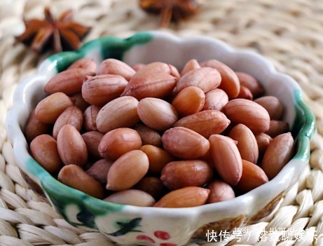 水煮花生米|煮花生米只放盐难怪不香不入味,多加3个小技巧,入味更香糯