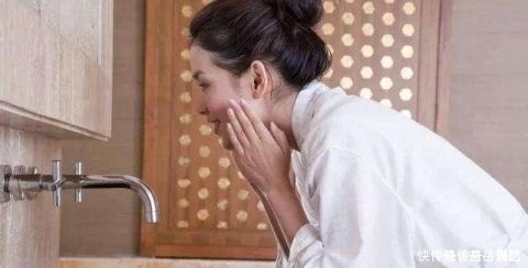眼霜|女生睡前坚持4个好习惯，皮肤会越来越好，轻松养出“干净脸”
