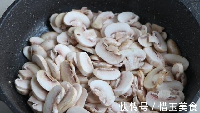 小葱|牛肉炒哪种蘑菇好?试试双孢菇,尤其适合冬天给小孩吃