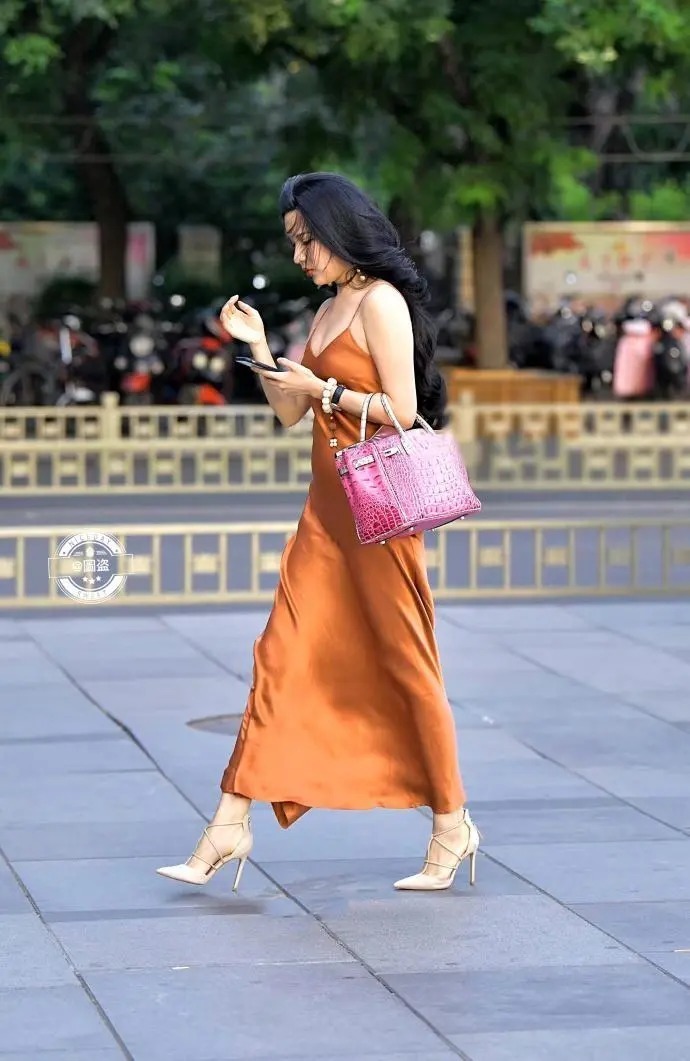 橙色|今年最流行的橙色吊带裙,美女1秒把性感穿在身上,舒适又显气质