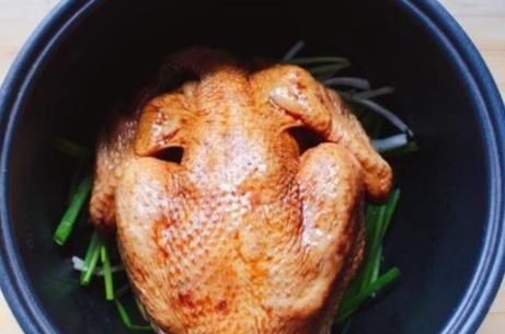  不用一滴水的烧鸡，腌30分钟扔进电饭锅，喷香软烂肉嫩还多汁