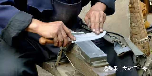 磨刀时,横磨还是竖磨大厨教你正确做法,旧刀立马变新刀