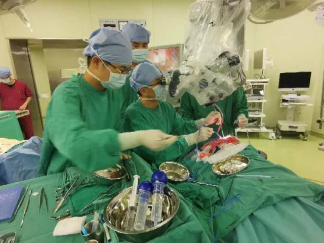 神经外科|死里逃生！23岁医学生脑袋里的“不定时炸弹”突然爆炸了