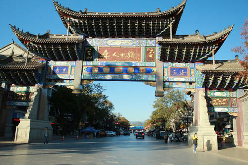 云南“受欢迎”的古镇，耗资32亿开发运营，媲美周庄游客不绝