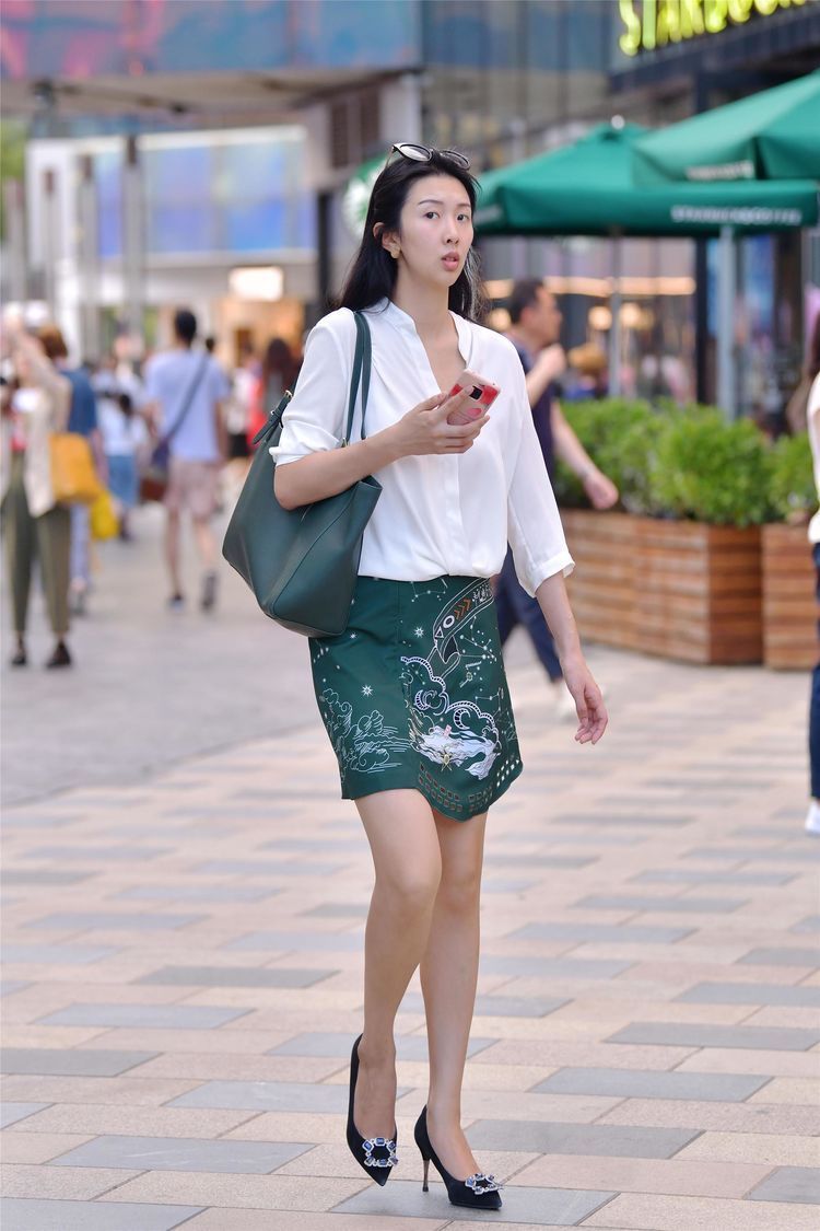 搭配 小姐姐简约身搭配,给人一种很清爽的感觉,纤细美腿让人羡慕