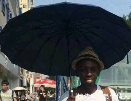 |搞笑图片幽默段子笑话:哈哈,兄弟你跟你的伞还挺搭配啊,不错哦