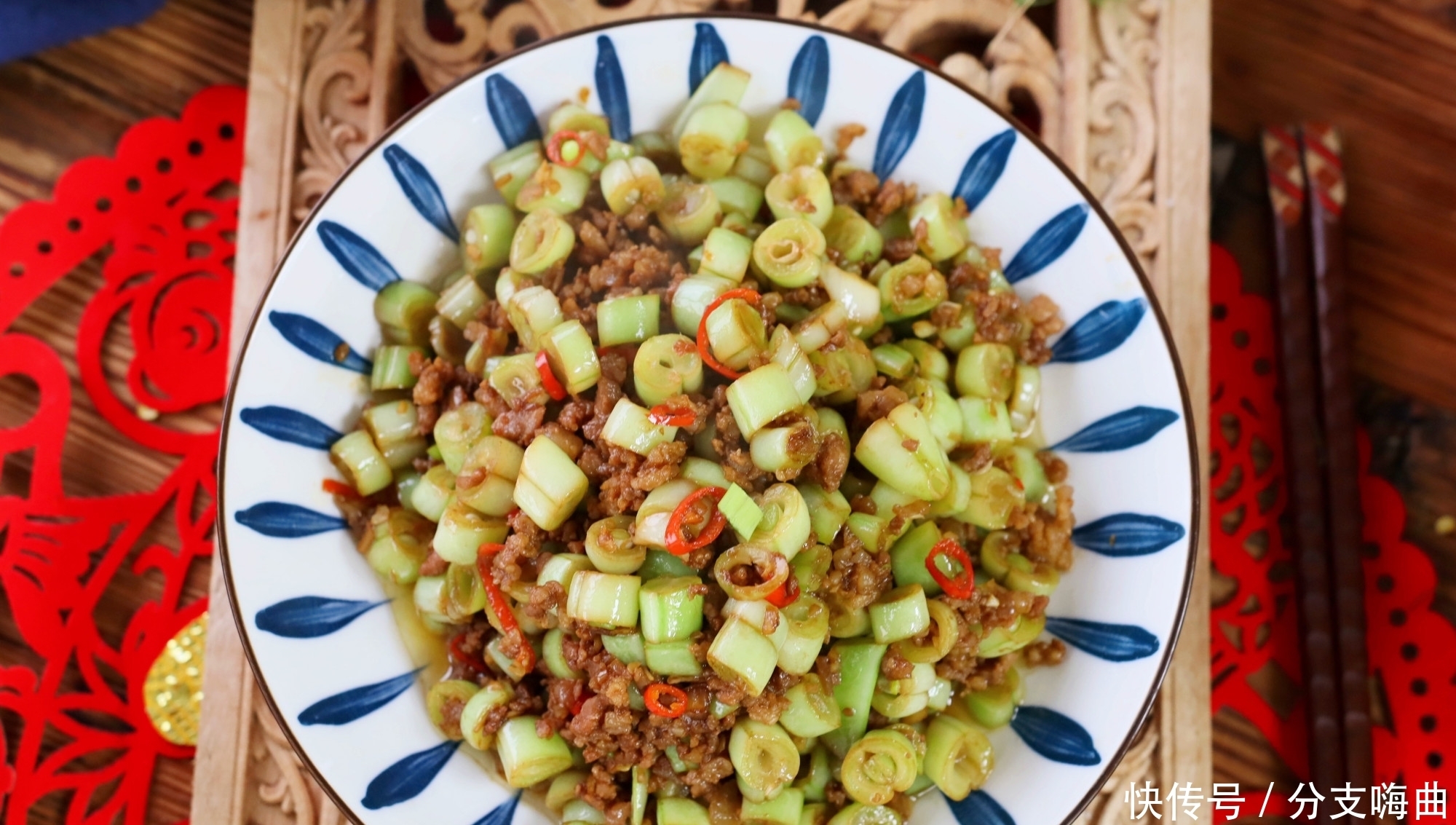 一两个人“就地过年”,教你用这2样做道下饭菜,拌面拌饭都贼香