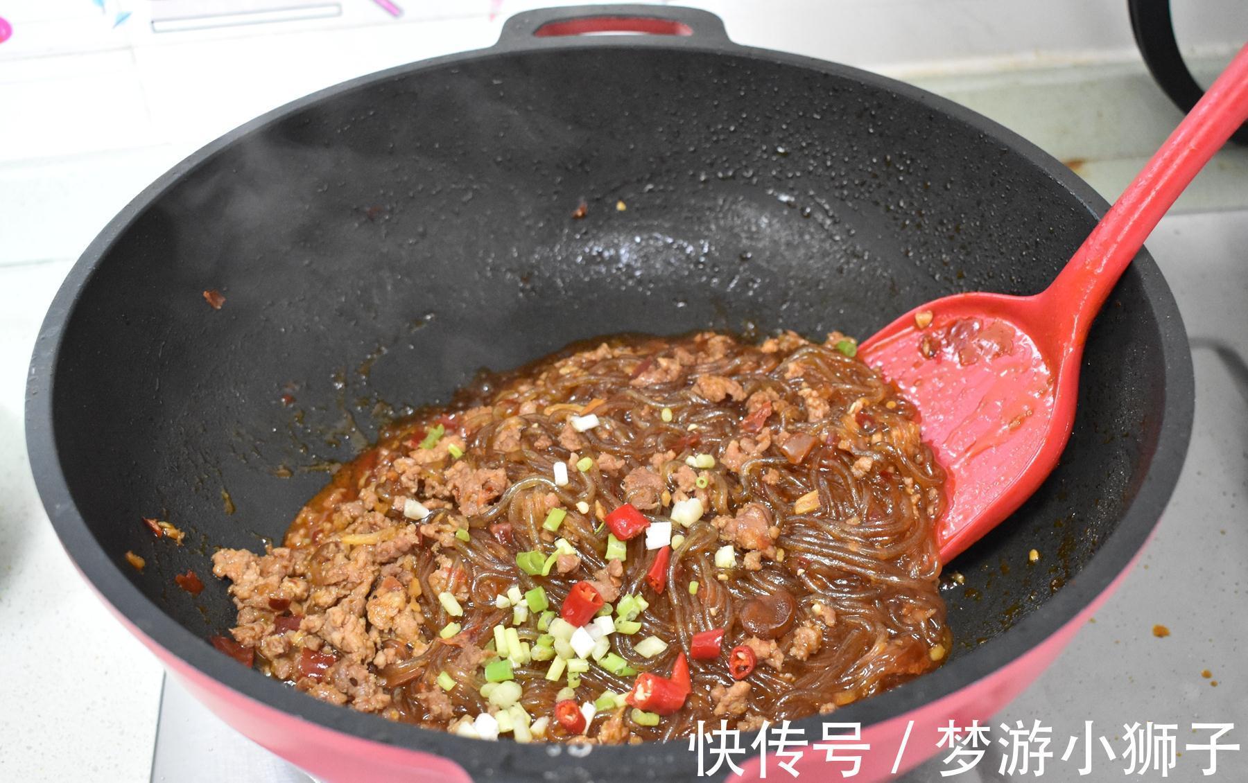 炒粉条这样做不粘不成坨，鲜香入味，实在太好吃了，家人边吃边夸