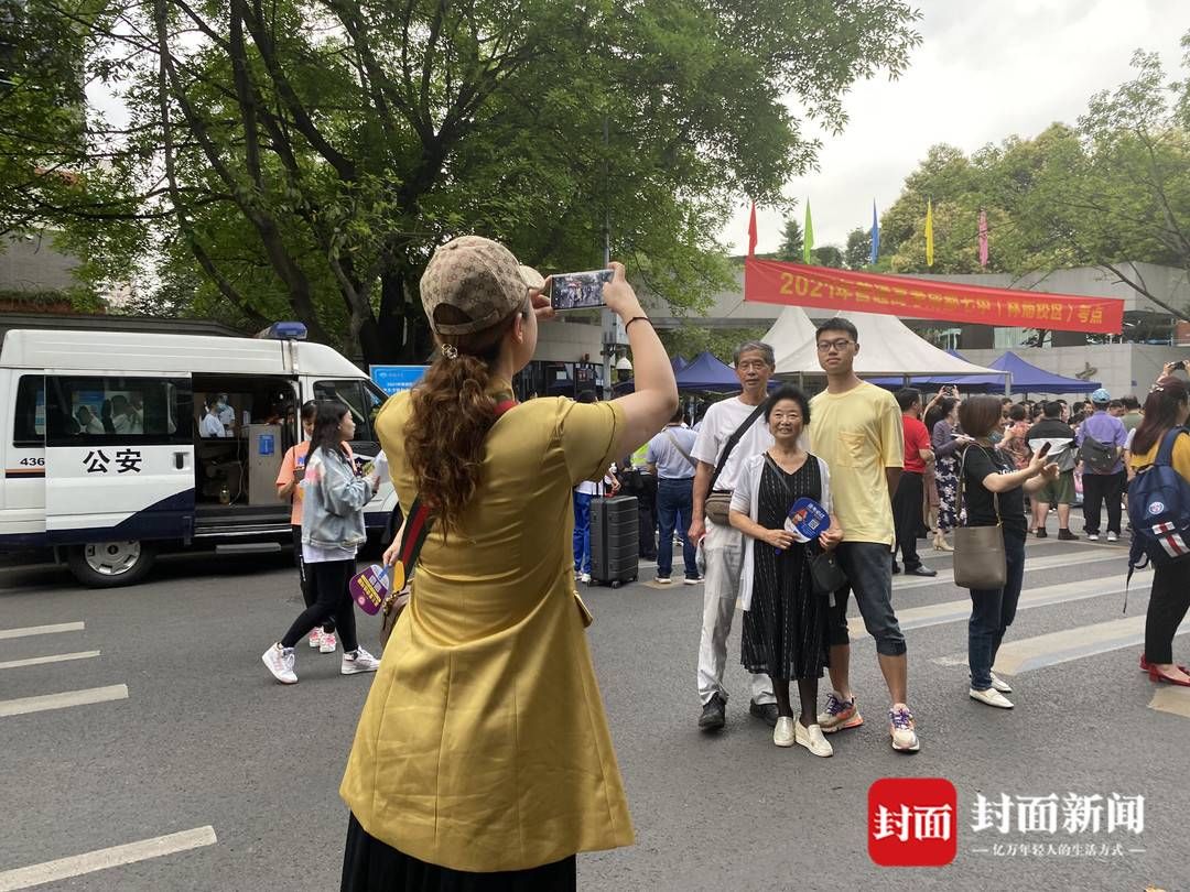 成都七中|姐妹团考点外拉横幅 庆祝考生高考结束｜图集