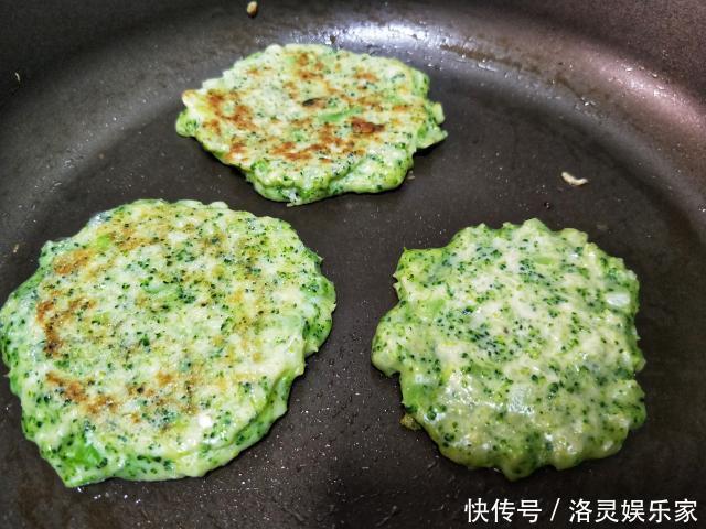 年夜饭上这道创意主食,西兰花做蛋饼,香酥美味营养翻倍