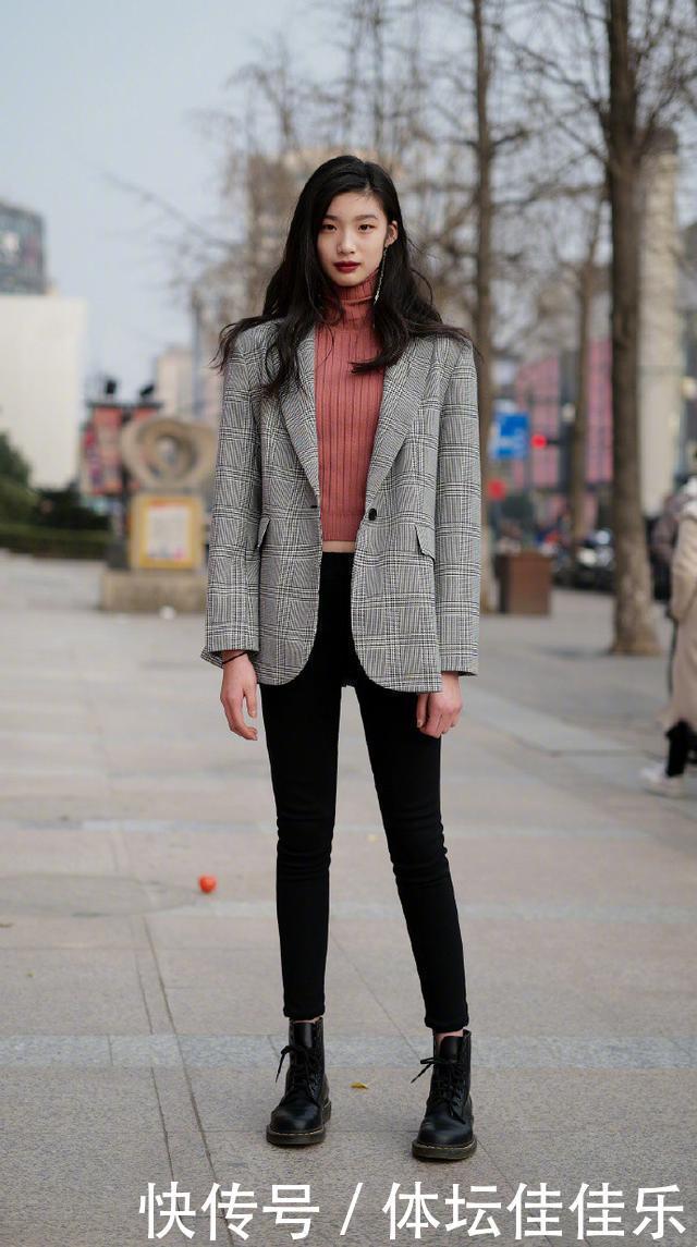 冬季穿搭拒绝平庸，实用的“毛衣+长裤”学起来，基础款也很时髦