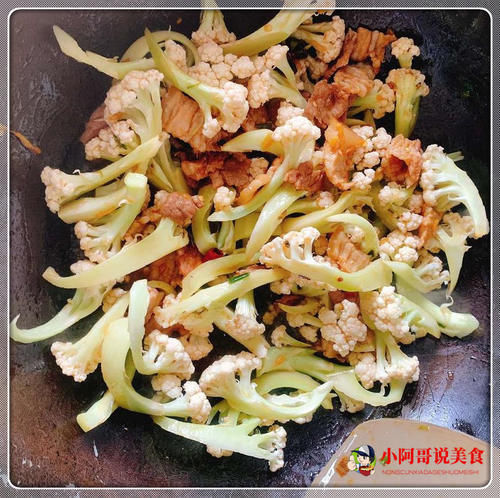 花菜不要焯水，做出来的干煸的花菜，焦香爽脆，不会软绵绵，超级下饭