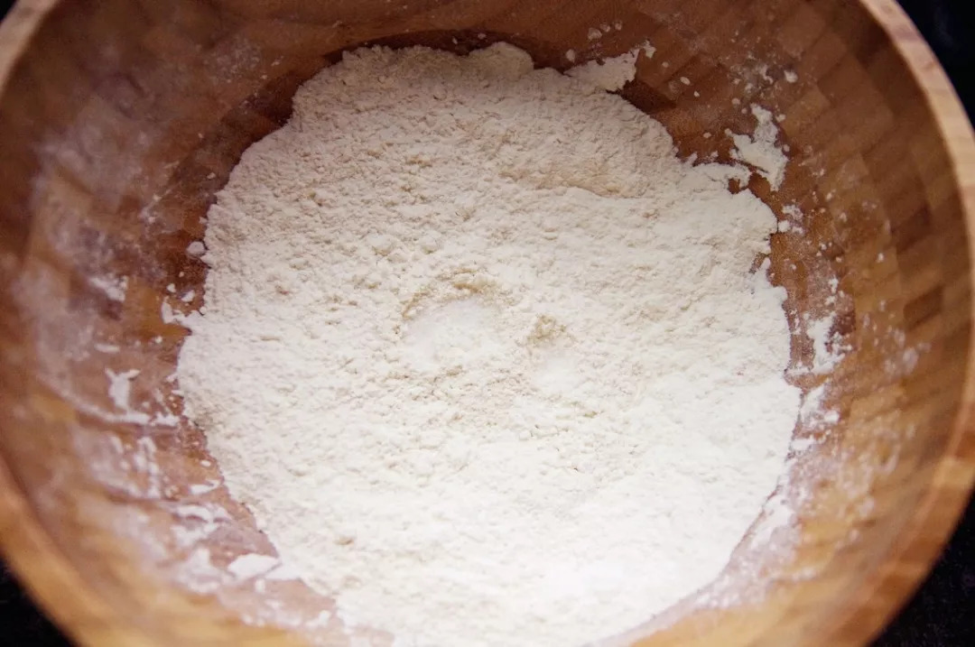 萝卜丝馅饼,一点肉都没放,吃起来确实格外香,刚上桌就被抢光光