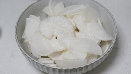  秋天|秋天自制腌萝卜，一会就能吃，简单好吃又营养，脆爽下饭