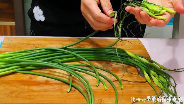 一样是蒜苔,“绿头”和“红头”有啥区别?老菜农告诉你正确答案