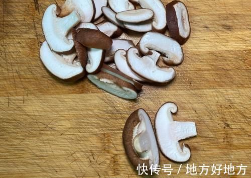 芹菜|素炒芹炒没味道？加入这个食材，不用肉不加调料，好吃到舔盘子