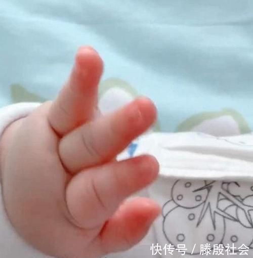 猪蹄|宝妈吐槽宝宝小手像“猪蹄”，看完照片，网友：母乳里加酵母了？